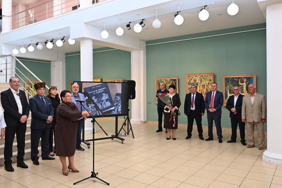 В Майкопе открылась выставка «Теучеж Кат. Живопись. Чеканка»