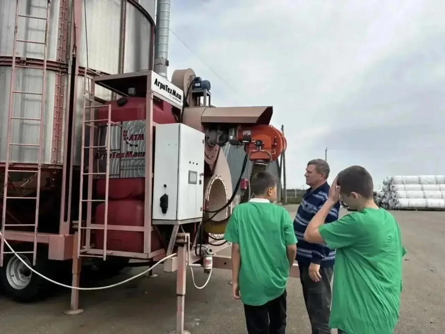 Школьники Майкопского района погрузились в профессию агрария на базе ООО «Рубин»